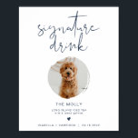 Poster MARINHO CAITLIN Azul 1 Foto Pet Signature Beber<br><div class="desc">Esta placa de bebida de assinatura apresenta um slot de foto, uma fonte manuscrita escura e um design moderno minimalista com uma combinação de cor azul e branca marinho. Altere facilmente a fonte e a cor de fundo para corresponder ao seu evento. Esta placa é perfeita para adicionar uma foto...</div>