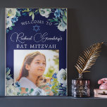 Poster Marinho Elegante Blue Floral Photo Bat Mitzvah Bem<br><div class="desc">Lindas flores brancas de pedônia e folhas verdes de aquarela formam uma elegante borda neste bonito marinho azul floral Bat Mitzvah bem-vindo poster. O nome de sua filha está escrito em chic, caligrafia branca acima de sua foto na decoração de uma família judia celebrando uma garota sendo chamada para a...</div>