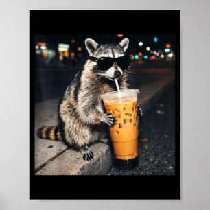Poster Mascote de guaxinim engraçado bebendo café gelado