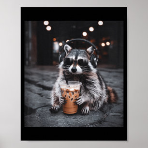 Poster Mascote engraçado de guaxinim bebendo café gelado
