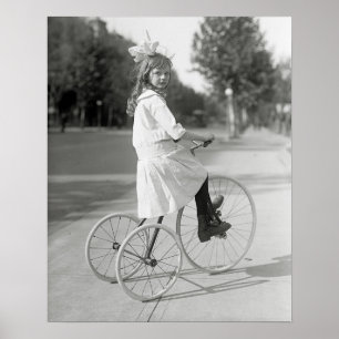 Poster Menina andando de triciclo, 1917. Foto antiga