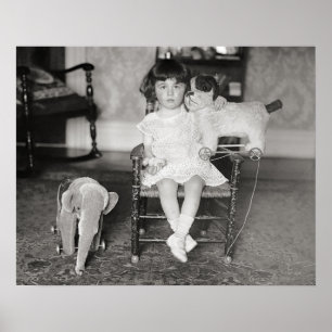 Poster Menina com Brinquedos Empalhados, 1922. Foto Antig
