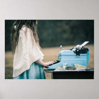 Pôster Menina digitando uma história