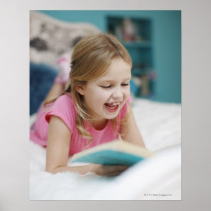 Poster Menina que coloca no livro de leitura da cama