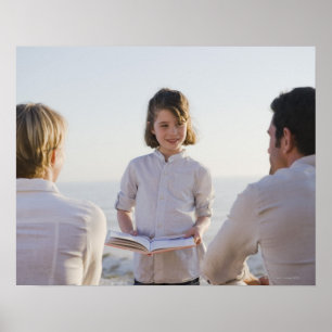 Pôster Menina que lê um livro na frente de seus pais