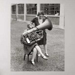 Pôster Menina Tocando Tuba, 1928. Foto Antiga