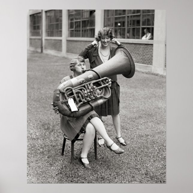 Pôster Menina Tocando Tuba, 1928. Foto Antiga (Frente)