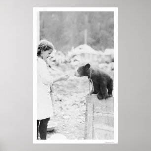 Pôster Menina & urso Seward, Alaska 1912