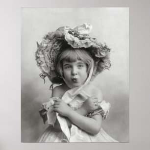 Pôster Menina Usando Touca, 1902. Foto Antiga