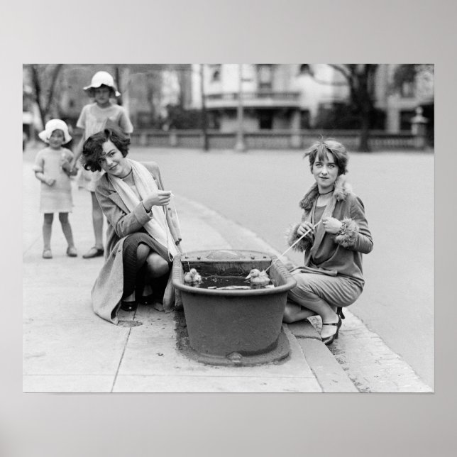 Poster Meninas com Patinhos, 1927. Foto Antiga (Frente)
