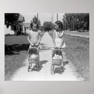 Pôster Meninas Empurrando Carrinhos de Bebê, 1941. Foto A