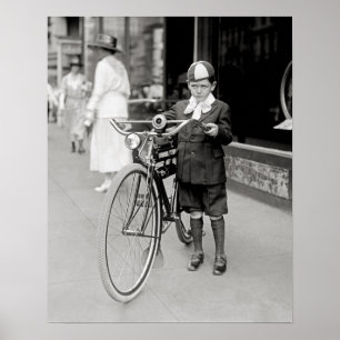 Pôster Menino com uma Bicicleta, 1922. Foto Antiga