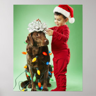Pôster Menino novo que envolve luzes de Natal em torno de