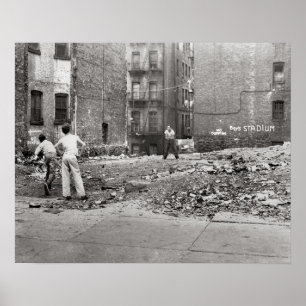 Pôster Meninos que jogam Sandlot Bola, 1954. Foto do