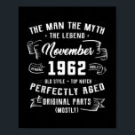 Poster Mens Man Myth Legend novembro de 1962 60º Aniversá<br><div class="desc">Mens Man Myth Legend novembro de 1962 60º Aniversário Presente 60 Anos. Presente perfeito para seu pai, mãe, pai, homens, mulheres, amigos e familiares no Dia de Ação de Graças, Dia de Natal, Dia de as mães, Dia de os pais, 4 de julho de 1776 Dia Independente, Dia dos Veteranos,...</div>