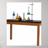Mesa de laboratório com produtos químicos