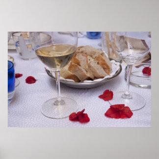 Pôster Mesa italiana: Pão, vinho e Bougainvillea Petal