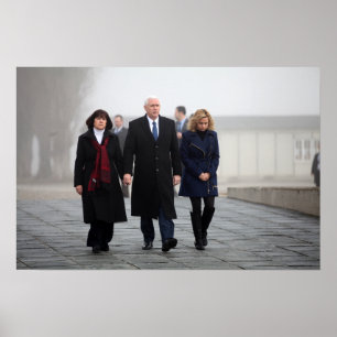 Poster Mike, Karen, e Charlotte Pence em Dachau
