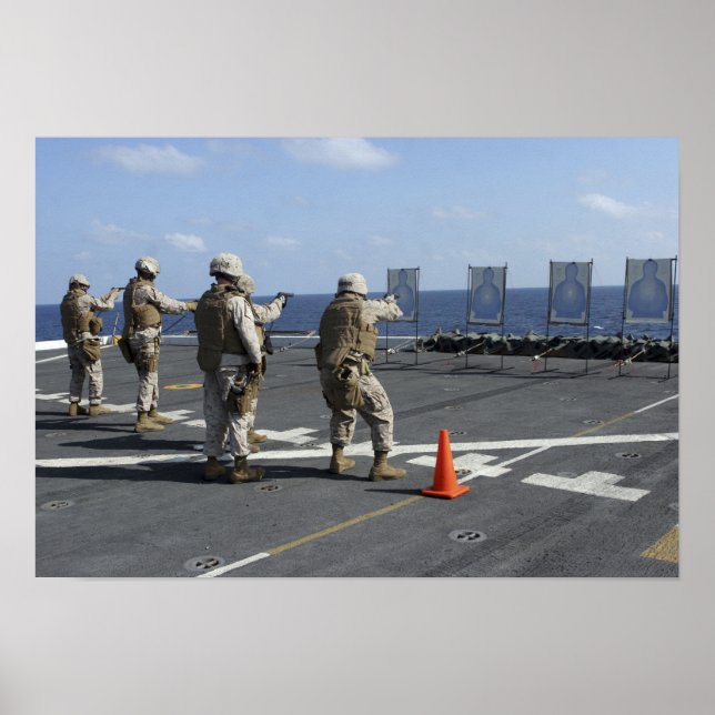 Pôster Military policemen train with the Berretta M9 (Frente)