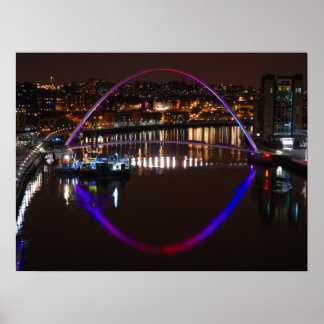 Pôster Millenium Bridge by night over the River Tyne