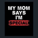 Poster Minha mãe diz que sou especial<br><div class="desc">O dom perfeito para um filho ou filha ou bebê recém-nascido de um pai amoroso e engraçado que conhece uma camiseta de slogan humorística quando vê uma. Se sua mãe diz que você é uma criança especial ou uma criança favorita,  então esta árvore é perfeita para você.</div>