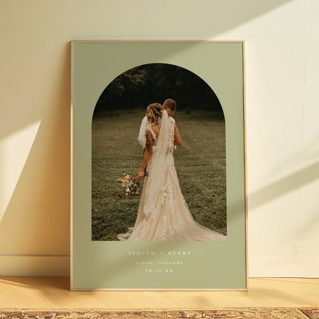 Poster Minimal Sage Green Wedding Couple Photo Arch (Criador carregado)