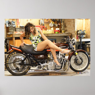 Poster Modelo Quente KELSEY Em Uma Dragbike Clássica Kawa
