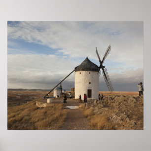Pôster Moinhos de vento Antique La Mancha, com visitantes
