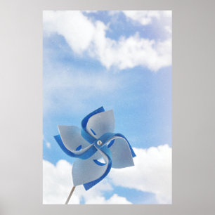 Poster Moinhos de vento brancos e azuis de mão sob o cé