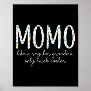 Poster Momo como uma avó normal, só que muito mais legal
