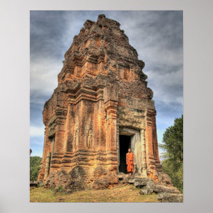 Poster Monge budista em pé na porta do templo