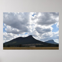 Monta Sturgeon e Abrupto Sob Nuvens Dramáticas