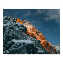 Montanha brilhante no pôr do sol