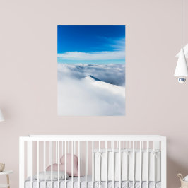 Poster Montanha de inverno de neve envolta em nuvens