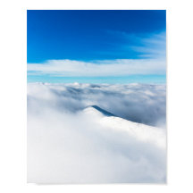 Montanha de inverno de neve envolta em nuvens