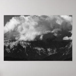 Poster Montanha majestosa sob nuvens