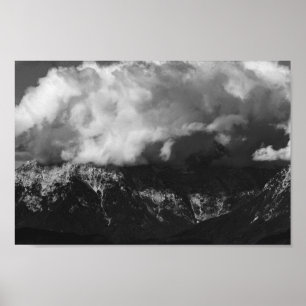 Poster Montanha majestosa sob nuvens