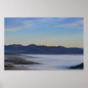 Poster Montanha majestosa Triglav com nevoeiro no vale