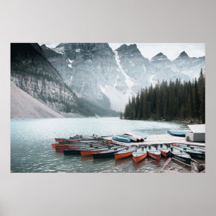 POSTER MONTANHA PRETA COBERTA COM NEVE SOB PELE DE CINZA