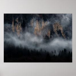 Poster Montanhas com neblina através da floresta