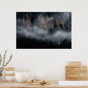 Poster Montanhas com neblina através da floresta de abeto