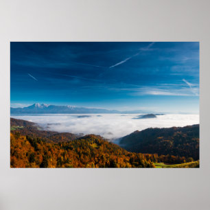 Poster Montanhas de outono e nevoeiro no vale
