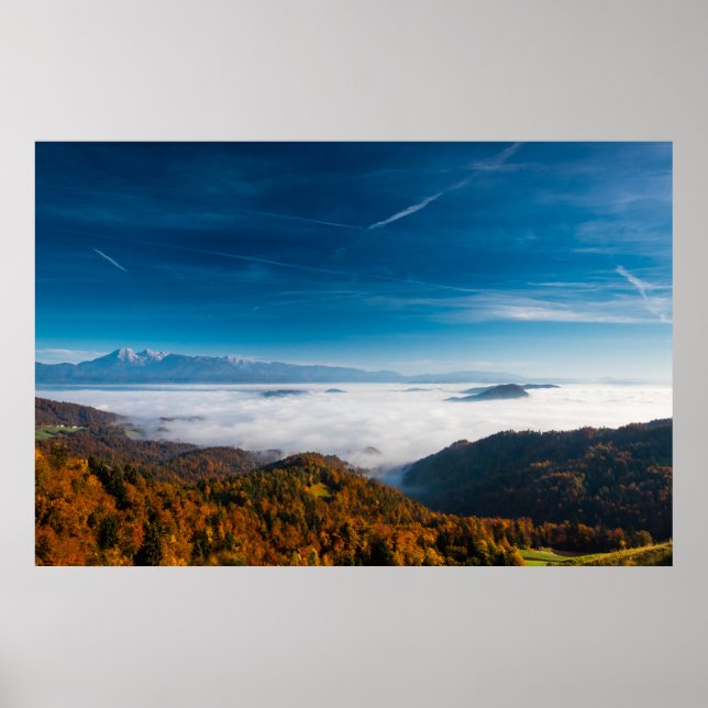 Poster Montanhas de outono e nevoeiro no vale (Frente)
