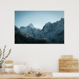 Poster Montanhas deslumbrantes e floresta de abetos