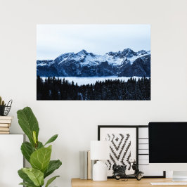 Poster Montanhas, floresta de abetos e nuvens