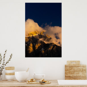 Poster Montanhas iluminadas pelo sol cobertas por nuvens