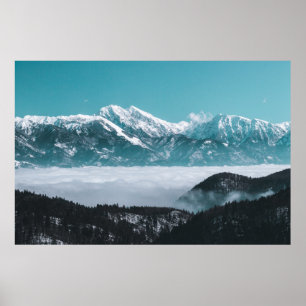 Poster Montanhas majestosas ascensões sobre o vale nebulo