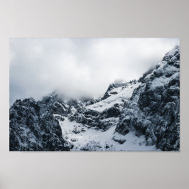 Poster Montanhas majestosas sob as nuvens