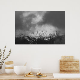 Poster Montanhas negras e brancas em nuvens