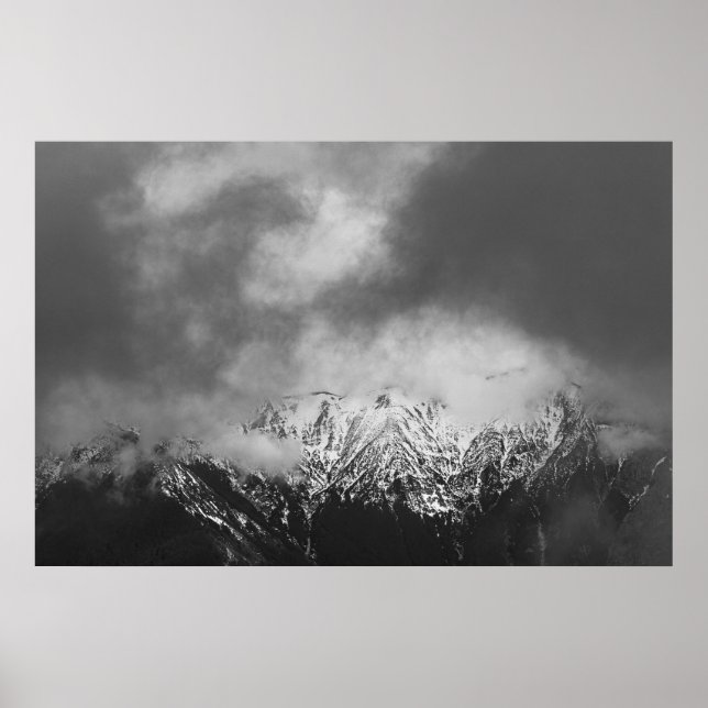 Poster Montanhas negras e brancas em nuvens (Frente)